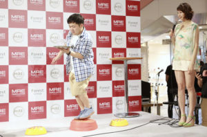 中村静香、福岡でのイベントで脅威のバランス力を披露！バランスストーンをハイヒール履いて25秒5