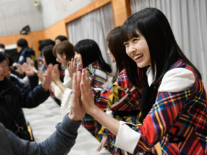 AKB48グループ24人が東日本大震災 岩手・宮城・福島の被災地訪問……ライブや触れ合いなどメンバーの思いも24