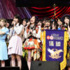 「第8回AKB48紅白対抗歌合戦」は聴かせる楽曲演出に！指原莉乃の声にHKT48メンバー駆け寄ってきて涙の歌唱のエモーショナルな一幕も【ライブレポート】