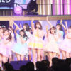 AKB48チーム8夜公演 長久玲奈アコギ伴奏で「あなたがいてくれたから」歌唱に涙するメンバー続出！ドラドラ鈴木拓来場で感想も