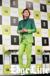 氷川きよし、お似合いのグリーンのグラデーションスーツ姿で「目にイイ、この色は」と上機嫌！自身が突破したい限界とは？6