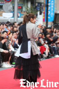 松岡茉優「異素材ミックス」な衣装で渋谷のど真ん中でランウェイ！「景色自体がレア」と大興奮4