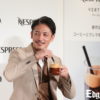 玉木宏、コーヒー色のスーツ姿で登場！ネスプレッソ「VERTUO」に「上質！自宅にいながらにしてお店の味が愉しめる」と上機嫌
