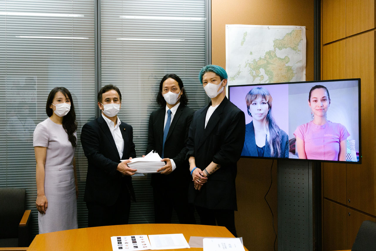 MIYAVI「LIVEを行うミュージシャンとしても1日でも早く」……マスク姿で衆議院第一議員会館を来訪し「Sign For Life」プロジェクト署名を日本政府に手渡し6