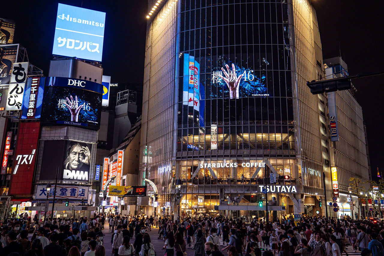 9月20日21時に渋谷スクランブル交差点のモニターで映像が公開され、明らかになった