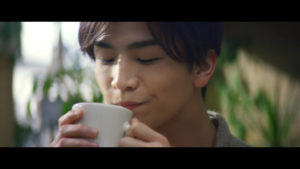 岩田剛典「ブレンディ（R）」新TVCMで「朝あさ ぽかぽか ふんわりミルク♪」と嬉しそうに口ずさむ！思わず「やさしっ」と幸せそうな表情も13