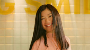 篠原涼子 明るく楽しく踊りながら「笑ってみよう」「君の笑顔は無敵なんだから」などポジティブなメッセージ！新TVCM「今年はみんなで BIG SMILE」に出演4