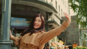 篠原涼子 明るく楽しく踊りながら「笑ってみよう」「君の笑顔は無敵なんだから」などポジティブなメッセージ！新TVCM「今年はみんなで BIG SMILE」に出演6