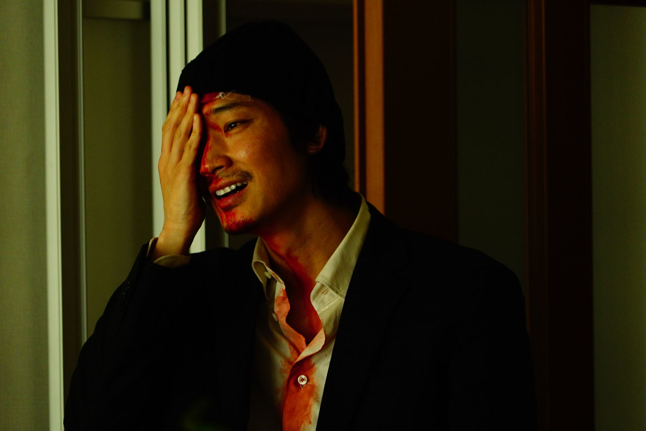 綾野剛主演の映画「ホムンクルス」これまで解禁してきた写真とは異なる不敵な笑み姿などの写真公開！Netflixの配信日も発表1