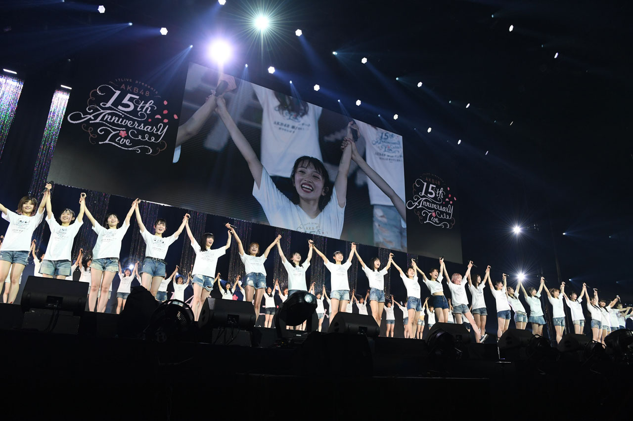 AKB48向井地美音 最後のスピーチに感極まり涙で戻ってきた柏木由紀が頭ポンポン！メンバーが歌い踊り倒すMCなしの48曲連続披露や7月から新番組も24