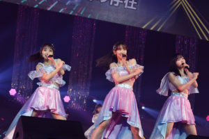 AKB48向井地美音 最後のスピーチに感極まり涙で戻ってきた柏木由紀が頭ポンポン！メンバーが歌い踊り倒すMCなしの48曲連続披露や7月から新番組も25