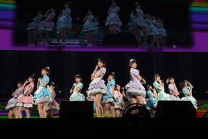 AKB48向井地美音 最後のスピーチに感極まり涙で戻ってきた柏木由紀が頭ポンポン！メンバーが歌い踊り倒すMCなしの48曲連続披露や7月から新番組も29