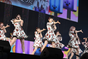 AKB48向井地美音 最後のスピーチに感極まり涙で戻ってきた柏木由紀が頭ポンポン！メンバーが歌い踊り倒すMCなしの48曲連続披露や7月から新番組も30