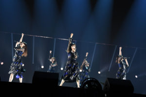 AKB48向井地美音 最後のスピーチに感極まり涙で戻ってきた柏木由紀が頭ポンポン！メンバーが歌い踊り倒すMCなしの48曲連続披露や7月から新番組も32