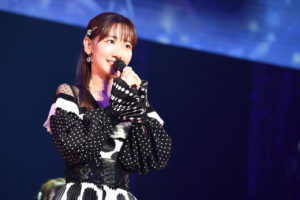 AKB48向井地美音 最後のスピーチに感極まり涙で戻ってきた柏木由紀が頭ポンポン！メンバーが歌い踊り倒すMCなしの48曲連続披露や7月から新番組も35