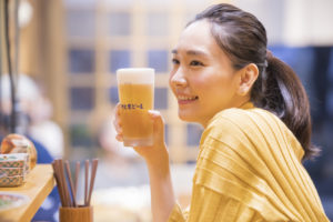 新垣結衣 ビールCM初出演で「日本のみなさん、おつかれ生です！」と乾杯！ハイテンションなアドリブ受けて弾けるような笑みも4