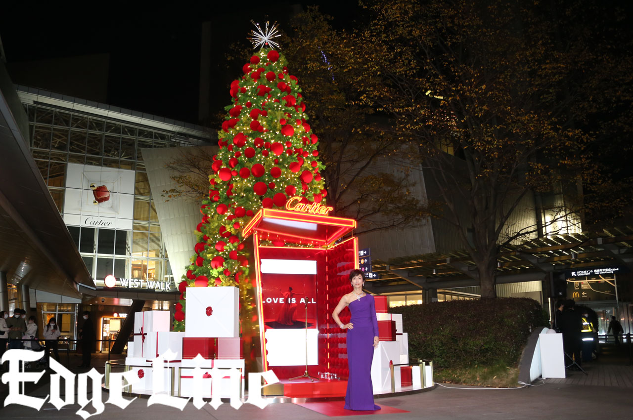 鈴木保奈美 ワンショルダードレス姿で六本木ヒルズに設置の「カルティエ クリスマスツリー」を点灯！「私はクリスマスって12月25日の1日だけではないと思っている」2