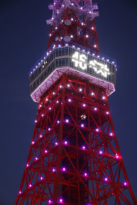 乃木坂46 初ベストアルバム「Time flies」発売記念で東京タワーを一夜限りの紫一色に！秋元真夏「節目の年で、メンバーが一致団結した年でした」1
