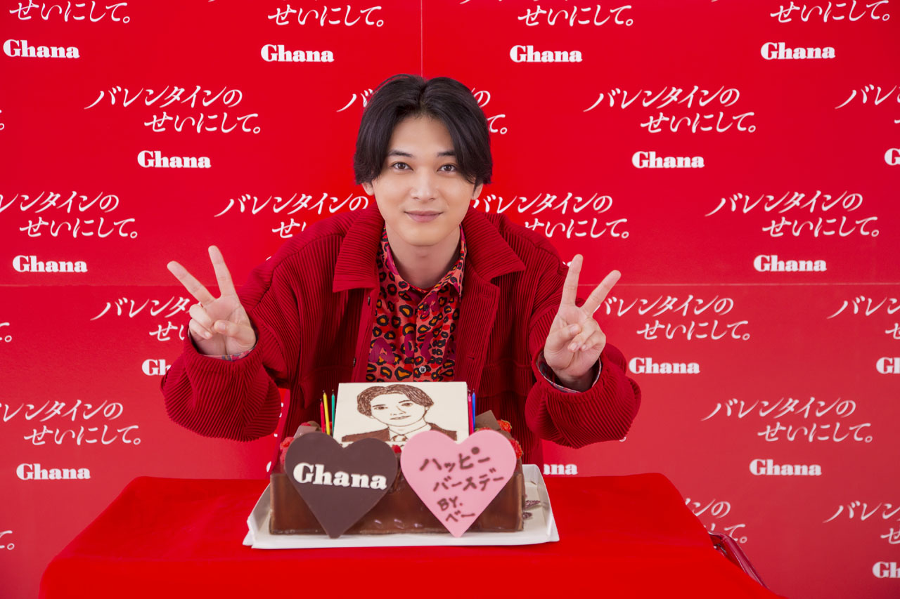 吉沢亮 28歳の誕生日迎え浜辺美波からチョコメッセージ付き巨大チョコレートケーキプレゼント！「人間としてちゃんと成長できるような1年に」11