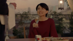 稲垣吾郎 新発売ノンアルコールワインテイスト飲料「ノンアルでワインの休日」新TVCMに登場！「好きな音楽をかけながら料理を作っているときは、とっても特別な時間」7