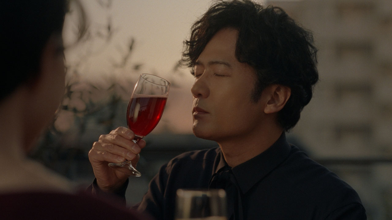 稲垣吾郎 新発売ノンアルコールワインテイスト飲料「ノンアルでワインの休日」新TVCMに登場！「好きな音楽をかけながら料理を作っているときは、とっても特別な時間」9