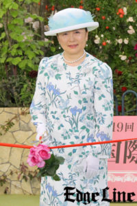 “エビちゃん”蛯原友里、バラの衣装で「バラのタイムトンネル」をランウェイ！志保美悦子や平野レミの作品も10