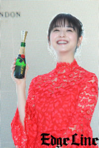 佐々木希「MOET PARTY DAY 2017 オープニングセレモニー」に赤ドレスで登場！名前入りボトルもらって「記念日とかに」4