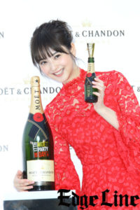 佐々木希「MOET PARTY DAY 2017 オープニングセレモニー」に赤ドレスで登場！名前入りボトルもらって「記念日とかに」5