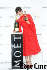 佐々木希「MOET PARTY DAY 2017 オープニングセレモニー」に赤ドレスで登場！名前入りボトルもらって「記念日とかに」8