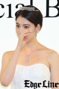 三吉彩花 ウエディングドレス姿で両親見守るなか涙のサプライズバースデー！「頭が真っ白」と感激4