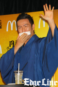 中村獅童マクドの“二代目”月見バーガーをお披露目で口上！残さずほおばり「コク！ぱねぇ！」6