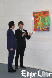 香取慎吾 安倍晋三首相に自身の作品紹介でがっちり握手！作家の肩書は「嬉しく恥ずかしながらもとっても実は喜んでいるんです」2
