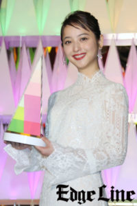 佐々木希、表参道ヒルズ初のアートなツリーに「きれいで幻想的」うっとり！クリスマスは「主人も私もお仕事」