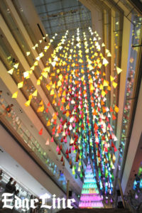 佐々木希、表参道ヒルズ初のアートなツリーに「きれいで幻想的」うっとり！クリスマスは「主人も私もお仕事」