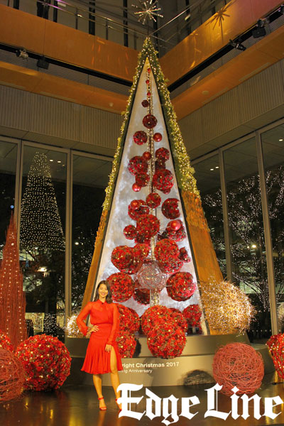 すみれ丸ビル内マルキューブのクリスマスツリーを赤のセクシードレス姿で点灯！新曲など2曲熱唱6