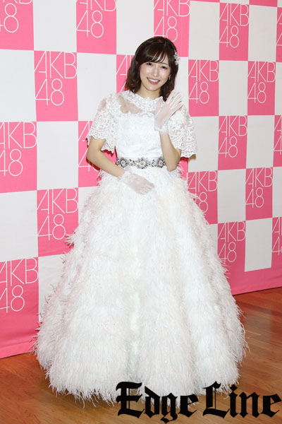 AKB48まゆゆ渡辺麻友 卒業公演直後に白いドレスで会見！悔いなしで「もう11年間やりきった」2