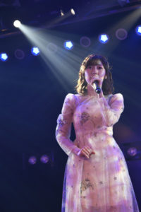 AKB48まゆゆ渡辺麻友 卒業公演直後に白いドレスで会見！悔いなしで「もう11年間やりきった」13