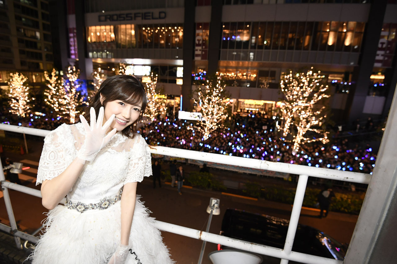 AKB48まゆゆ渡辺麻友 卒業公演直後に白いドレスで会見！悔いなしで「もう11年間やりきった」1