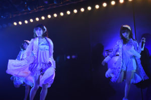 AKB48まゆゆ渡辺麻友 卒業公演直後に白いドレスで会見！悔いなしで「もう11年間やりきった」17