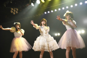 AKB48まゆゆ渡辺麻友 卒業公演直後に白いドレスで会見！悔いなしで「もう11年間やりきった」18