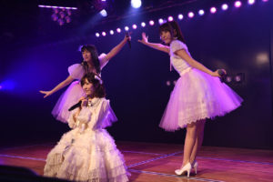 AKB48まゆゆ渡辺麻友 卒業公演直後に白いドレスで会見！悔いなしで「もう11年間やりきった」19