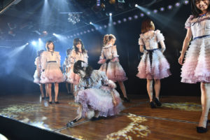 AKB48まゆゆ渡辺麻友 卒業公演直後に白いドレスで会見！悔いなしで「もう11年間やりきった」23