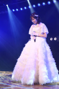 AKB48まゆゆ渡辺麻友 卒業公演直後に白いドレスで会見！悔いなしで「もう11年間やりきった」24