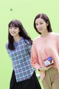 【新TVCM】吉田羊、小松菜奈が「乳酸菌ショコラ」新CMで6変化！「ちょこちょこ行きましょう。」篇6