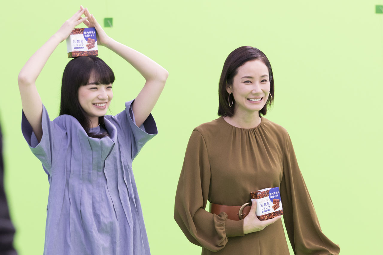 【新TVCM】吉田羊、小松菜奈が「乳酸菌ショコラ」新CMで6変化！「ちょこちょこ行きましょう。」篇2