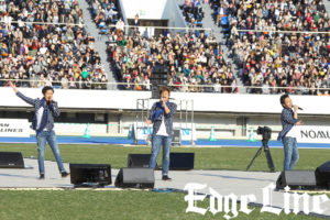 稲垣吾郎＆草なぎ剛＆香取慎吾で大観衆前に「雨あがりのステップ」初披露で3人とも幸せな気分に！“かとうさん”にあわや“乱闘”風で場内大爆笑20