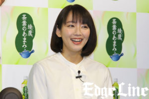 吉岡里帆こだわりあるお茶を3種類飲み至福のひとときで満面の笑み！「綾鷹 茶葉のあまみ」へは「優しく包み込んでくれる」4