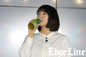 吉岡里帆こだわりあるお茶を3種類飲み至福のひとときで満面の笑み！「綾鷹 茶葉のあまみ」へは「優しく包み込んでくれる」6