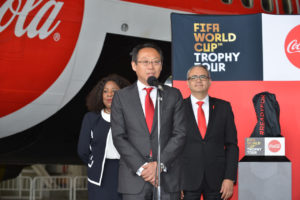 FIFAワールドカップ オリジナルトロフィーが日本に到着でジウベルト・シウバ氏や岡田武史氏が到着セレモニーに出席7