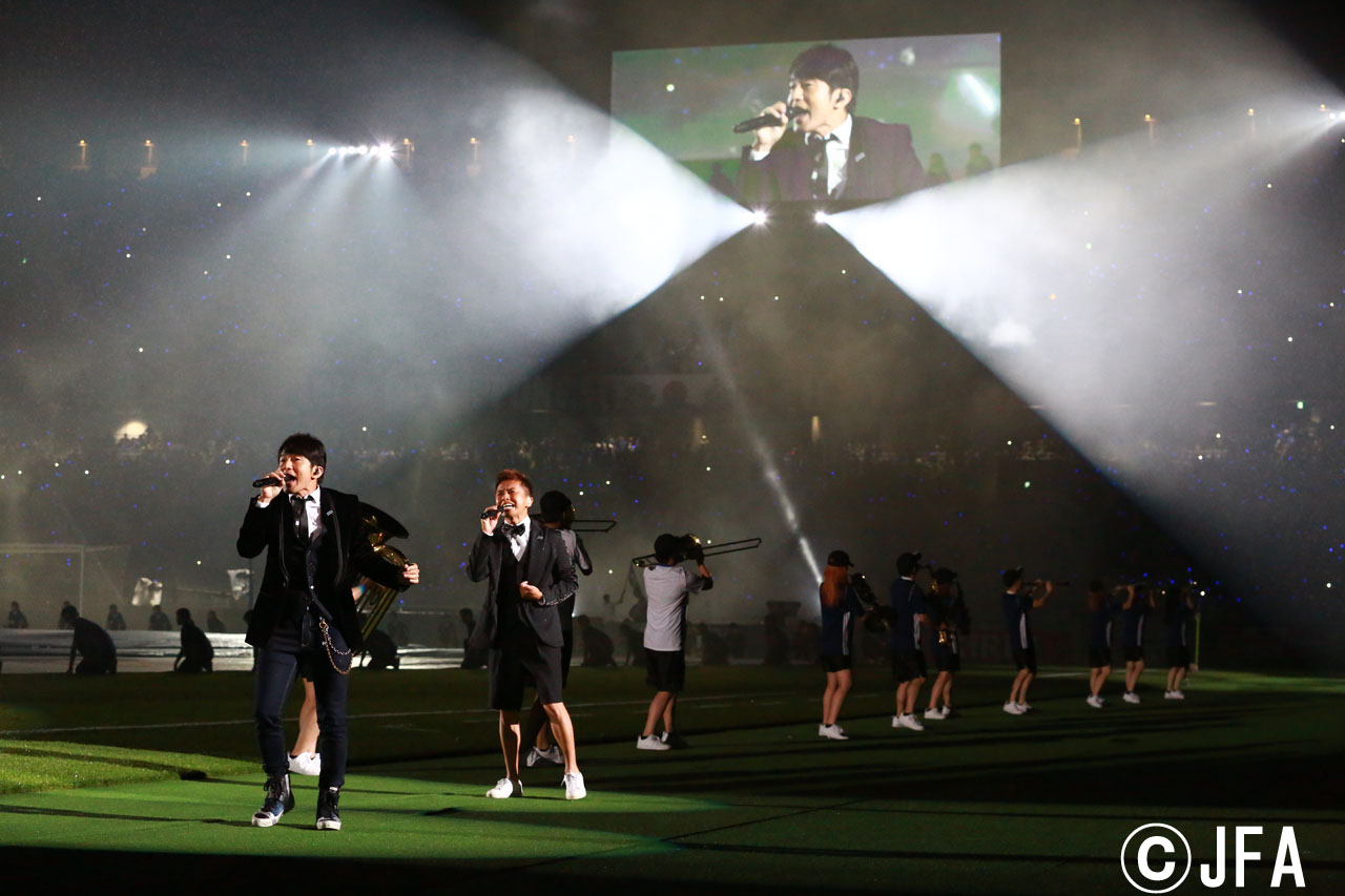 ミスチル桜井和寿 Gaku Mc ウカスカジー が雨の中 勝利の笑みを 君と 熱唱 サッカー西野朗日本代表監督らが壮行会に返礼